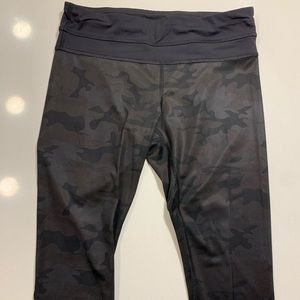 Lululemon Cropped leggings size 4 Black Camo